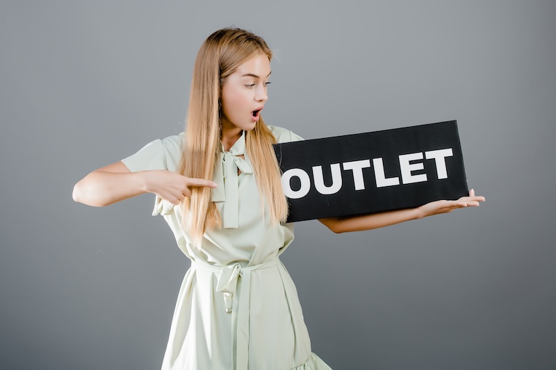 Kvinna med skylt Outlet